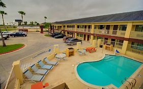 Deluxe Inn And Suites