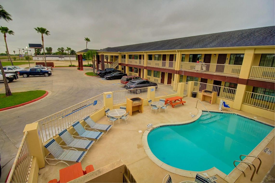 Deluxe Inn And Suites Raymondville Exterior photo